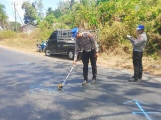 Petugas Unit Laka Polres Tanah Laut melakukan olah TKP kecelakaan lalu lintas di Jalan A Yani, Desa Tampang, Kecamatan Pelaihari, Senin (17/8/2026). Foto: Hadi Ricek.ID
