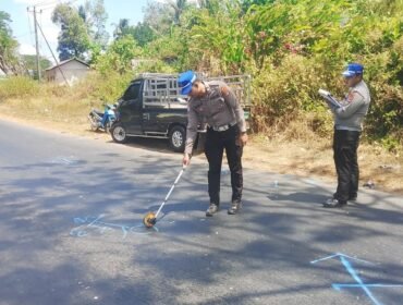 Petugas Unit Laka Polres Tanah Laut melakukan olah TKP kecelakaan lalu lintas di Jalan A Yani, Desa Tampang, Kecamatan Pelaihari, Senin (17/8/2026). Foto: Hadi Ricek.ID