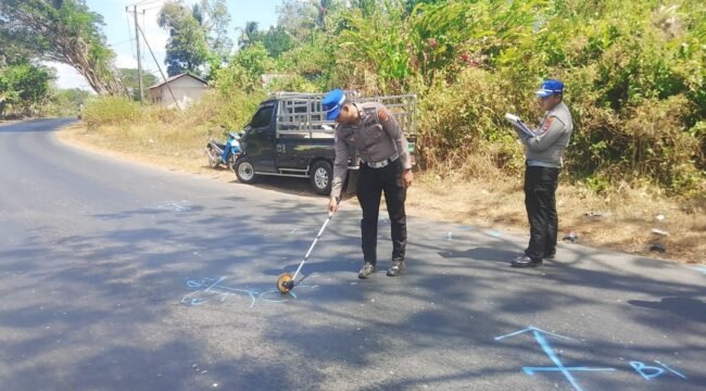 Petugas Unit Laka Polres Tanah Laut melakukan olah TKP kecelakaan lalu lintas di Jalan A Yani, Desa Tampang, Kecamatan Pelaihari, Senin (17/8/2026). Foto: Hadi Ricek.ID