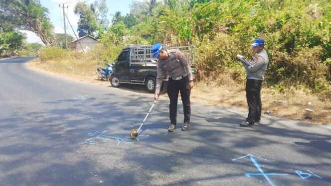 
 Petugas Unit Laka Polres Tanah Laut melakukan olah TKP kecelakaan lalu lintas di Jalan A Yani, Desa Tampang, Kecamatan Pelaihari, Senin (17/8/2026). Foto: Hadi Ricek.ID