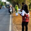 MPAI My Darling bagikan masker secara gratis kepada pengendara yang melintasi jalur Pelaihari-Banjarmasin, Sabtu (15/8/2026). Foto: Hadi Ricek.id