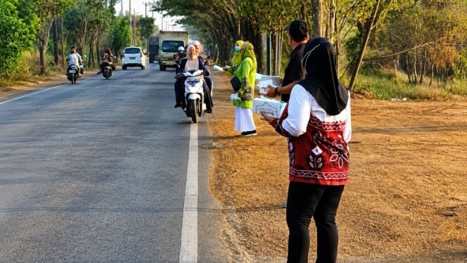 
 MPAI My Darling bagikan masker secara gratis kepada pengendara yang melintasi jalur Pelaihari-Banjarmasin, Sabtu (15/8/2026). Foto: Hadi Ricek.id