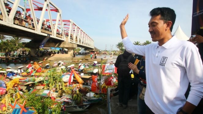 
 Bupati Banjar H Saidi Mansyur saat menghadiri Festival Pasar Terapung Lok Baintan. Kegiatan budaya menjadi salah satu potensi yang terus dikembangkan sebagai daya tarik pariwisata Kabupaten Banjar. Foto Dok