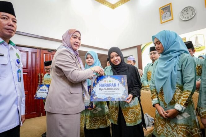 
 Wali Kota Banjarbaru Serahkan Bonus Bagi Juara & Kafilah di MTQN XXXVII Provinsi Kalsel