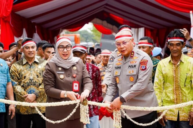 
 Wali Kota Banjarbaru Dampingi Kapolda Kalsel Resmikan Jembatan Merah Putih
