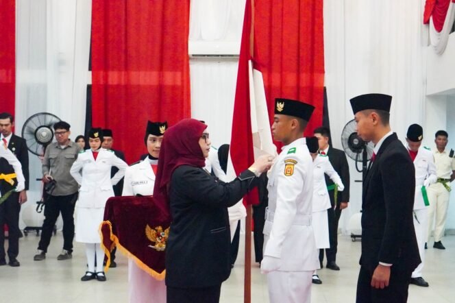 
 Wali Kota Banjarbaru Kukuhkan 33 Paskibraka, Siap Berdiri di Garda Terdepan HUT RI
