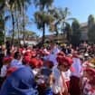 Bupati Tanah Laut H. Rahmat Trianto menyapa para pelajar usai upacara HUT ke-81 Kemerdekaan RI di halaman Kantor Bupati Tanah Laut, Senin (17/8/2026). Foto: Hadi Ricek.ID