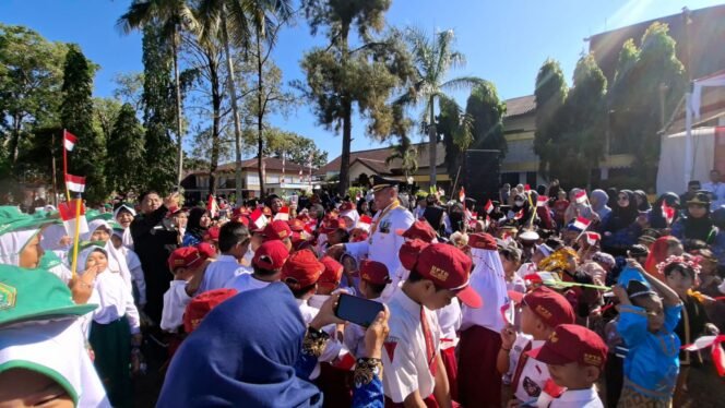 
 Bupati Tanah Laut H. Rahmat Trianto menyapa para pelajar usai upacara HUT ke-81 Kemerdekaan RI di halaman Kantor Bupati Tanah Laut, Senin (17/8/2026). Foto: Hadi Ricek.ID
