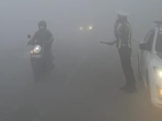 Satuan Lalu Lintas Polres Tanah Laut menyampaikan imbauan keamanan, keselamatan, ketertiban dan kelancaran lalu lintas di tengah kabut asap, Kamis (27/8/2026). Foto:Hadi Ricek.ID