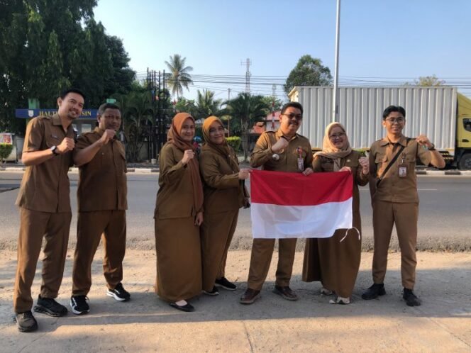 
 Sambut Peringatan HUT ke-81 RI, Diskominfo Kalsel Turun ke Jalan Bagikan Bendera Merah Putih
