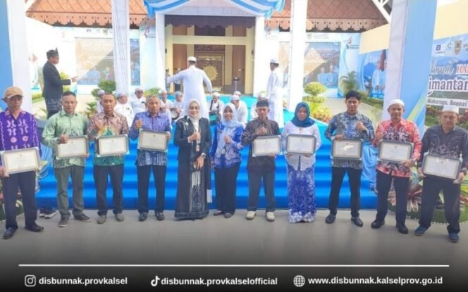 
 Peringatan Hari Jadi Kalsel, Disbunnak Berikan Penghargaan Kepada Kelompok Tani Pekebun & Peternak Berprestasi