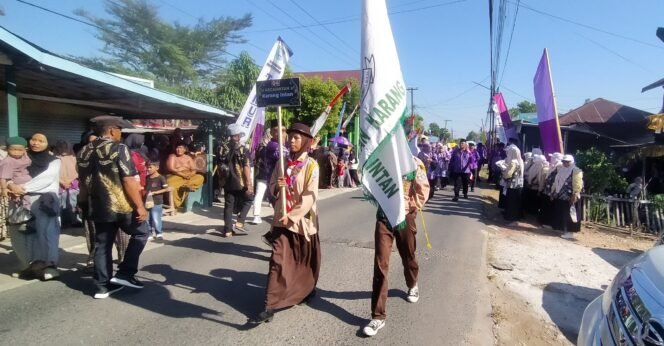
 Diiringi Drumband, Kafilah Karang Intan Hebohkan Pawai Ta’aruf MTQ ke-49 di Martapura Timur