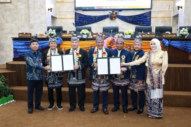 
 Gubernur & Wagub Hadiri Rapat Paripurna DPRD Peringati Hari Jadi Provinsi Kalsel ke-76 Tahun
