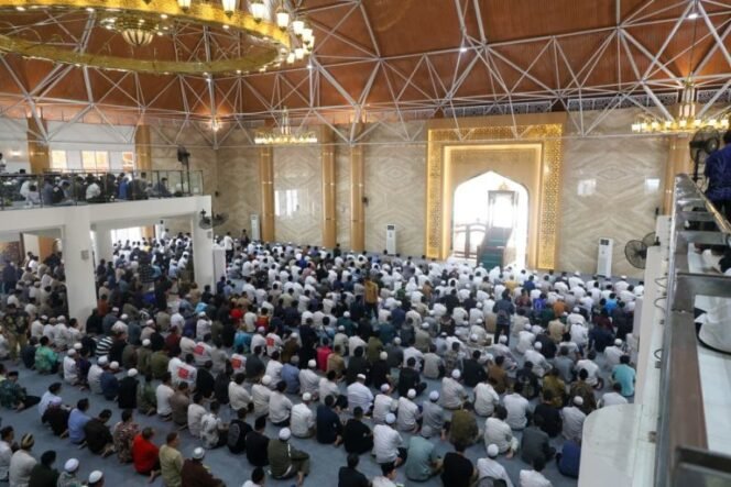 
 Ahmad Sawiti Jadi Imam Sholat, Jamaah Padati Sholat Jumat Perdana Masjid Syekh Muhammad Arsyad Al Banjari