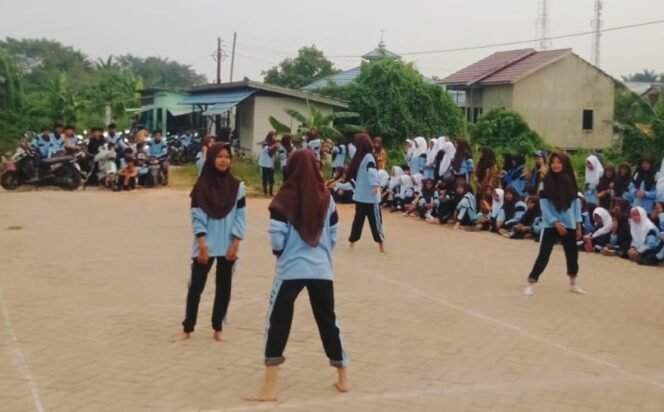 
 Perkenalkan Budaya Daerah Dalam Perayaan Hari Kemerdekaan, SMPN 4 Sungai Tabuk Angkat Permainan Asinan