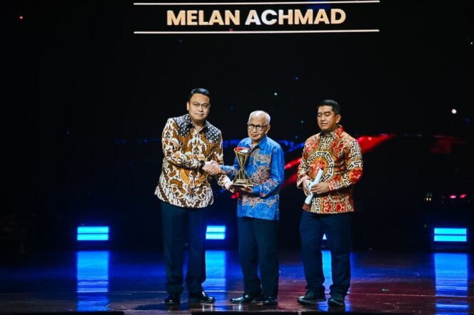 
 Komdigi Berikan Penghargaan Satria SDM Emas kepada Mbah Guru Matematika