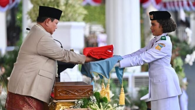 
 Pimpin Upacara Penurunan Bendera Merah Putih, Presiden Tegaskan Semangat Kebersamaan di HUT ke-81 RI