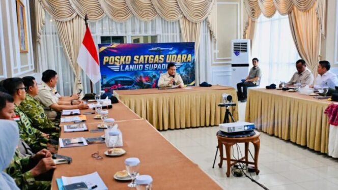 
 Tiba di Kalbar, Prabowo Pimpin Rapat Penanganan Karhutla & Susuri Lahan Terbakar di Kubu Raya