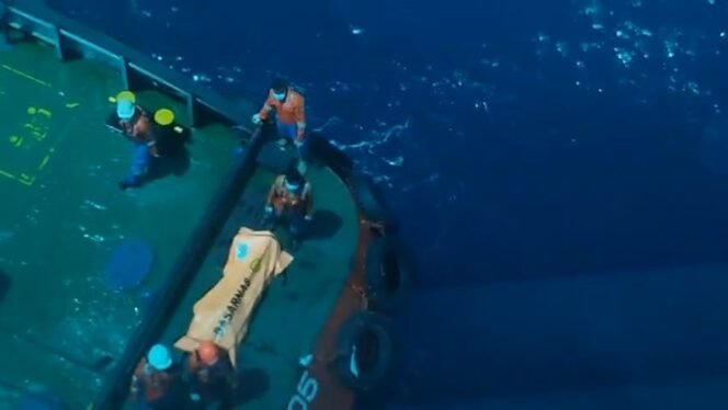 
 Perkuat Operasi SAR, Polri Evakuasi Dua Jenazah KM Virgo dengan Helikopter