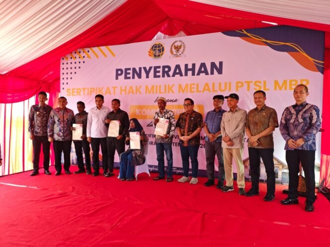 
 Serahkan 40 Sertifikat Tanah MBR, Komisi II DPR RI Dorong Kepastian Hukum Sebelum Bedah Rumah