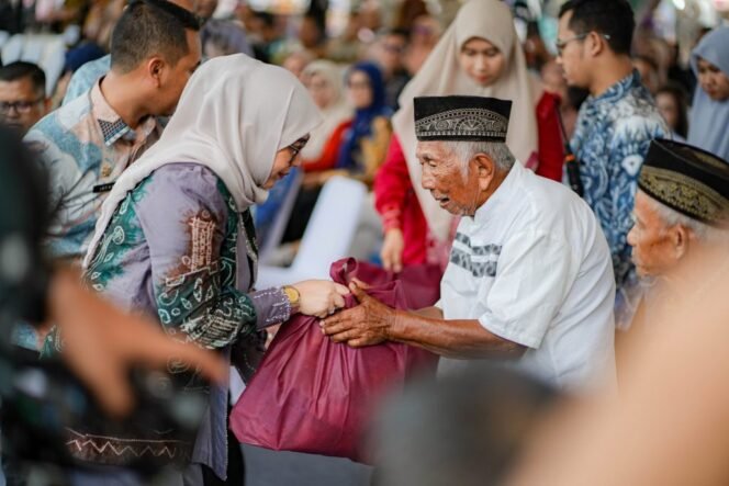 
 Pemko Banjarbaru Salurkan Insentif Bagi 464 Orang Penggali Kubur & Penjaga Malam