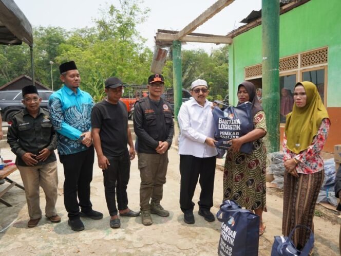 
 Warga Pingaran Ulu Terdampak Puting Beliung, Wabup Banjar Hadir Serahkan Bantuan