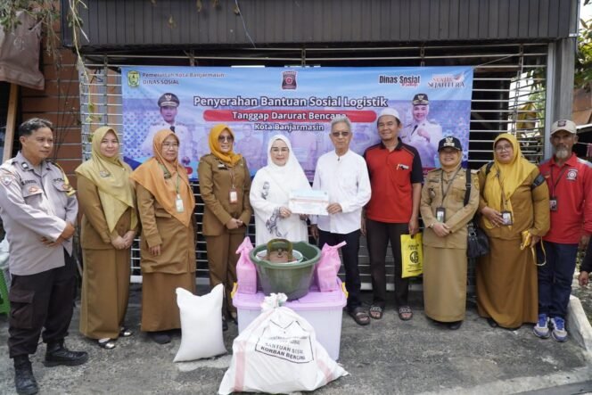 
 Ketua TP PKK Banjarmasin Serahkan Bantuan Bagi Korban Kebakaran di Belitung Selatan
