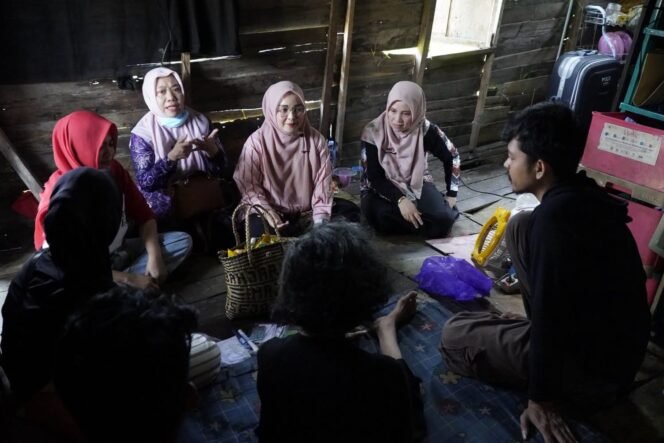 
 Ketua TP PKK Banjarmasin Kunjungi Keluarga Rentan, Pemko Hadir Beri Pendampingan