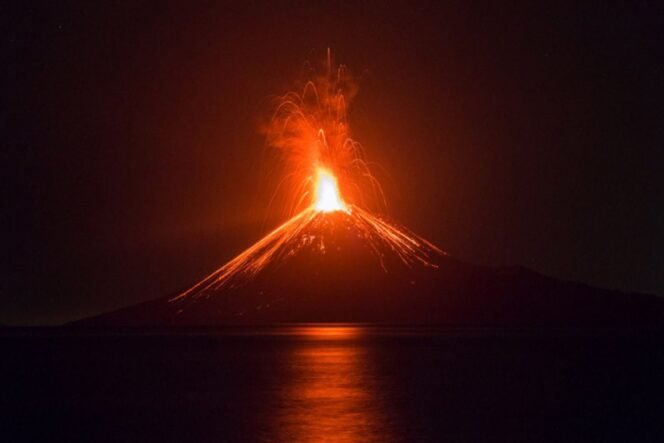 
 Gunung Anak Krakatau Kembali Erupsi, Bandara Soekarno-Hatta Perpanjang Waktu Tutup Operasional