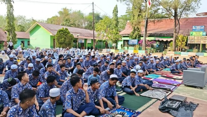 
 Keluarga Besar SMPN 1 Simpang Empat Gelar Salat Istisqa Berjamaah