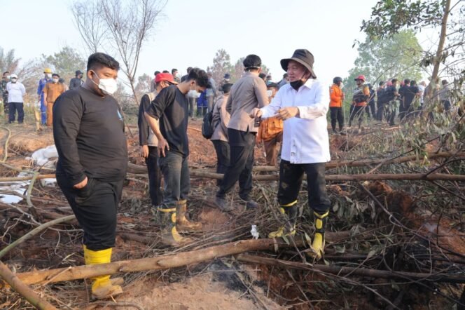 
 Gubernur Kalsel Bersama Forkopimda & Perwakilan Mahasiswa Padamkan Bara di Lahan Gambut