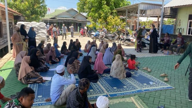 
 258 Keluarga Desa Pekauman Terima Bantuan Beras Bulog