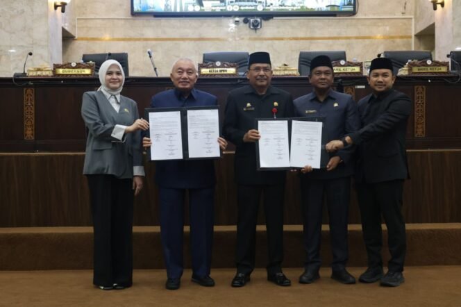 
 Pemprov & DPRD Kalsel Sepakati Raperda APBD Perubahan 2026 & Raperda Pajak Daerah & Retribusi
