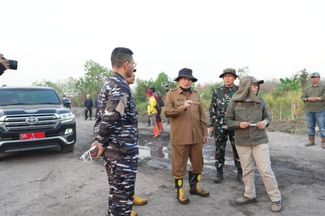 
 Gubernur Kalsel Tinjau Kawasan Hutan Lindung Liang Anggang, Temui Relawan & Pastikan Pembasahan Lahan Cegah Karhutla