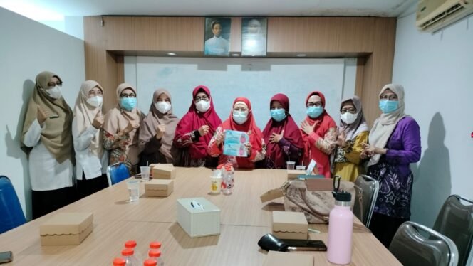 
 Dampak Kabut Asap, Aisyiyah Kalsel Bagikan Masker Bagi Warga