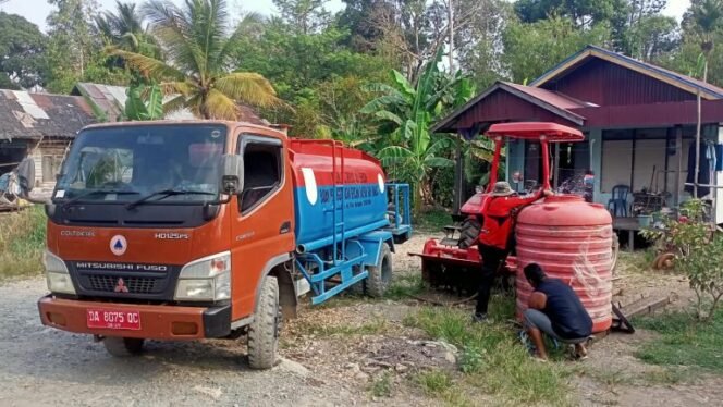 
 BPBD Banjar Distribusikan 10 Ribu Liter Air Bersih Di Kecamatan Beruntung Baru