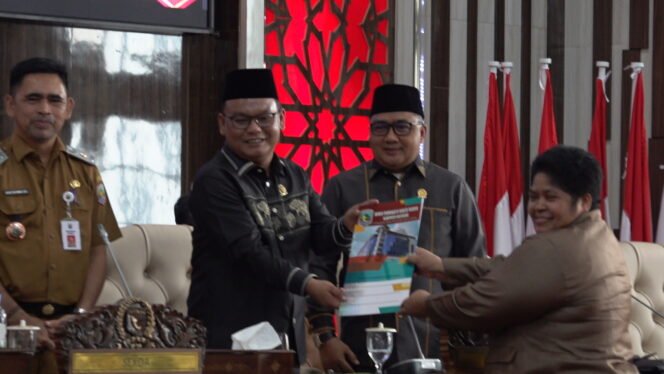 
 Bupati Kotabaru Sampaikan Rancangan APBD 2027 Rp4,87 Triliun
