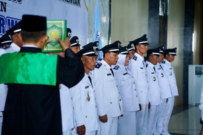 
 Lantik 23 Pambakal, Bupati Banjar Minta Rangkul Seluruh Masyarakat