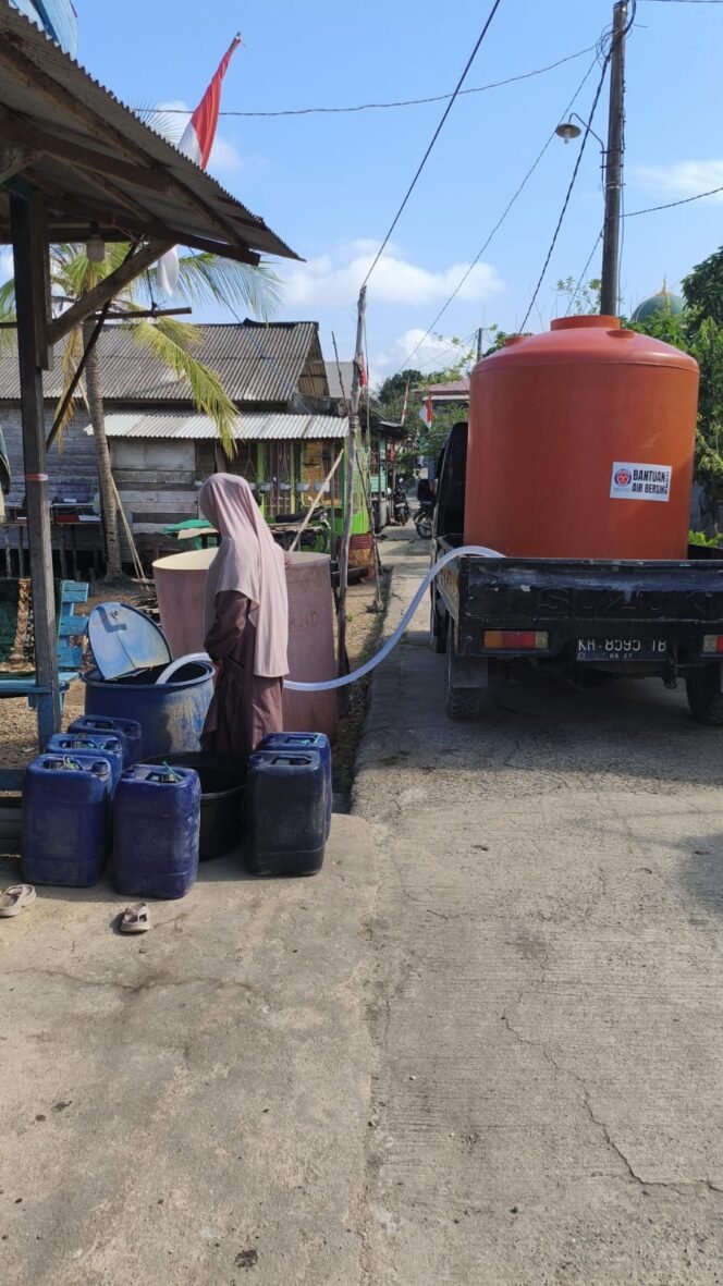 
 Indocement Salurkan Bantuan Air Bersih di Tengah Musim Kemarau