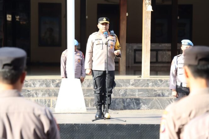 
 Kapolres Tanah Laut Minta Personelnya Jaga Nama Baik Institusi & Tingkatkan Pelayanan kepada Masyarakat