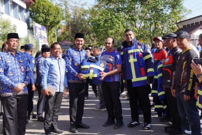 
 Bupati Banjar Salurkan APD & BBM Rp50 Juta untuk Relawan BUSER 690