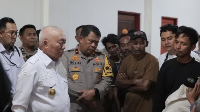 
 Sambangi Korban Kapal Virgo Transport 8, Gubernur Kalsel Serahkan Bantuan Uang Pribadi