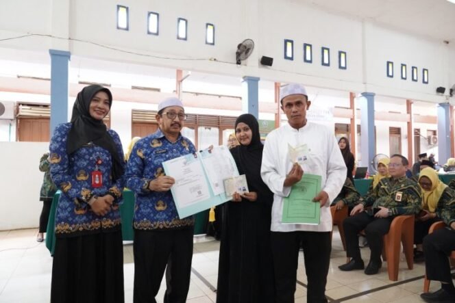 
 Puluhan Pasangan di Kecamatan Aranio Terima Layanan Itsbat Nikah Terpadu Gratis