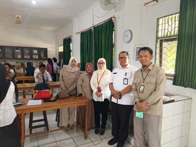 
 Disdukcapil Kalsel Monitoring Perekaman KTP-el Pemilih Pemula di SMAN 1 Banjarbaru