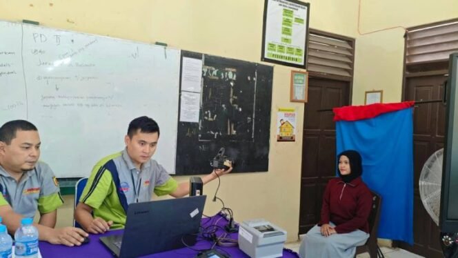
 Sambangi SMAN 3 Banjarbaru, Disdukcapil Kalsel Perkuat Layanan Jemput Bola Perekaman KTP-el bagi Pelajar