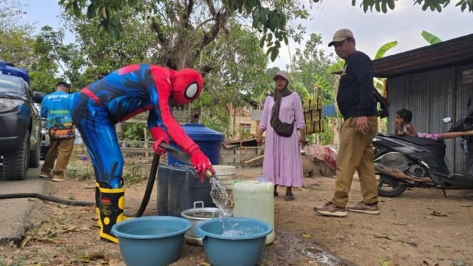
 Spiderman DPKP Kalsel Salurkan 20 Ribu Liter Air Bersih untuk Warga Palam Banjarbaru