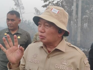 Gubernur Kalsel H. Muhidin saat meninjau pemadaman karhutla di kawasan Jl.Gubernur Syarkawi, Selasa (22/9/2026) sore. Foto: ricek.id