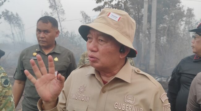 Gubernur Kalsel H. Muhidin saat meninjau pemadaman karhutla di kawasan Jl.Gubernur Syarkawi, Selasa (22/9/2026) sore. Foto: ricek.id