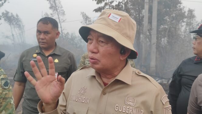
 Gubernur Kalsel H. Muhidin saat meninjau pemadaman karhutla di kawasan Jl.Gubernur Syarkawi, Selasa (22/9/2026) sore. Foto: ricek.id