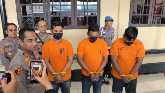 
 Polres Banjar Amankan Polisi Gadungan, Peras Korban hingga Rp2 Juta di Martapura